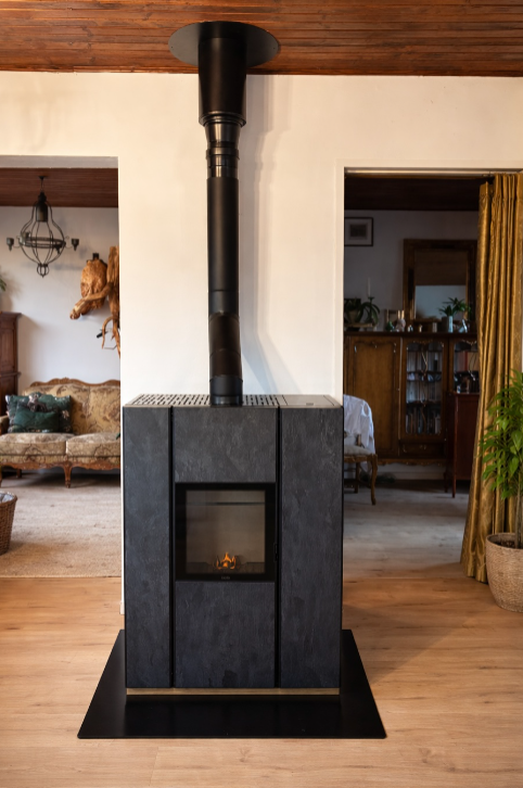 poele à bois dans un salon